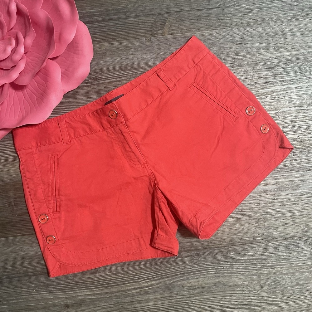 THE LIMITED‎ Shorts Women's Size 6 Red Button Accent 4" Inseam